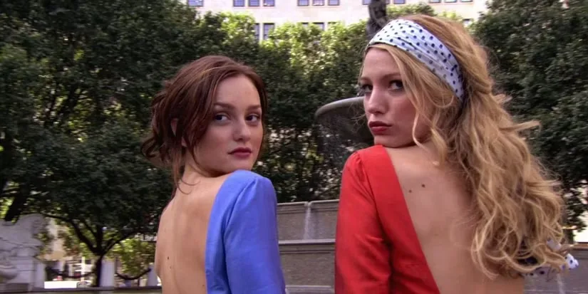 Serena and Blair looking back at the camera during the Gossip Girl photoshoot at Grand Army Plaza