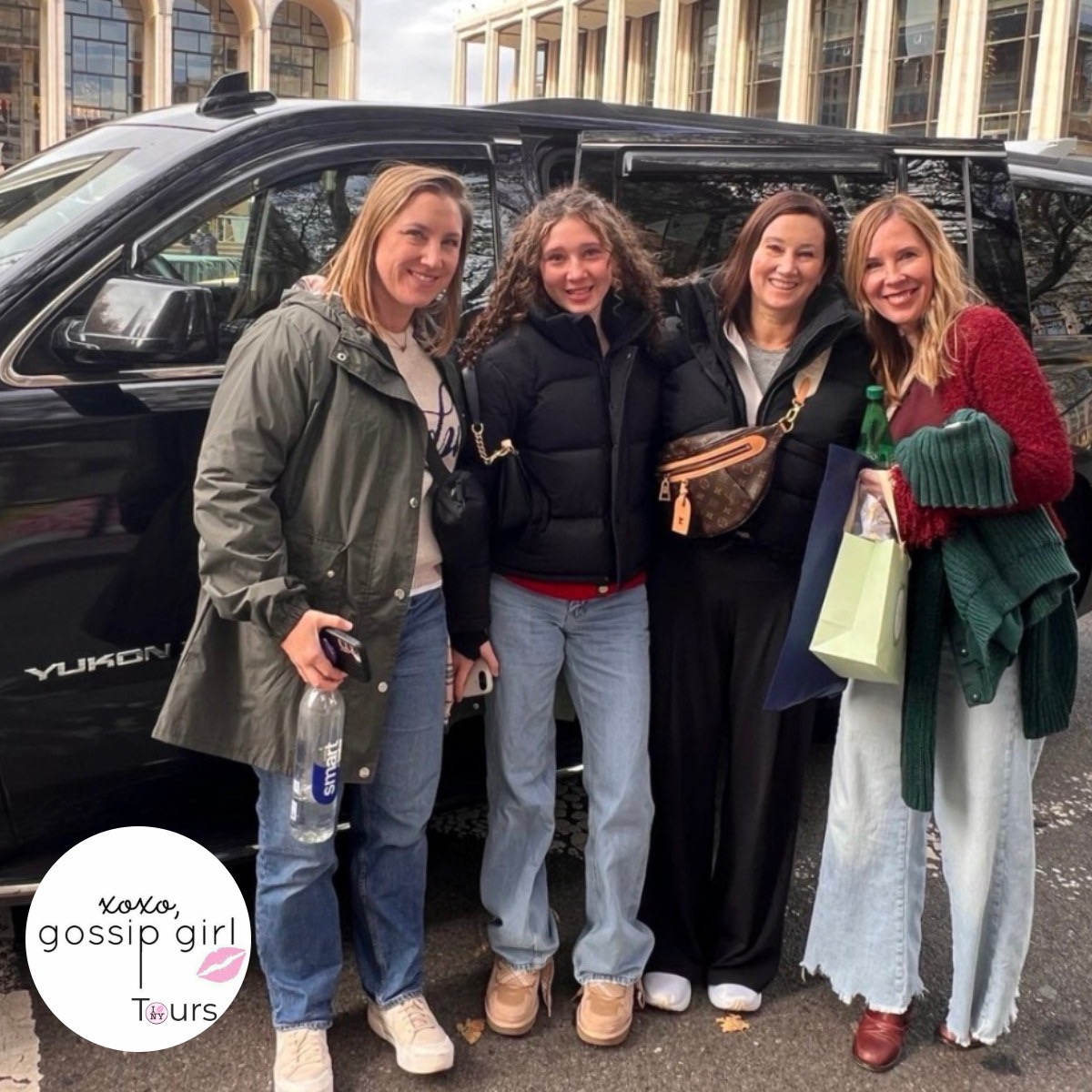 Vier Gäste der Gossip Girl Tours neben einem schwarzen SUV vor der Gossip Girl Bus and SUV Tour in New York City