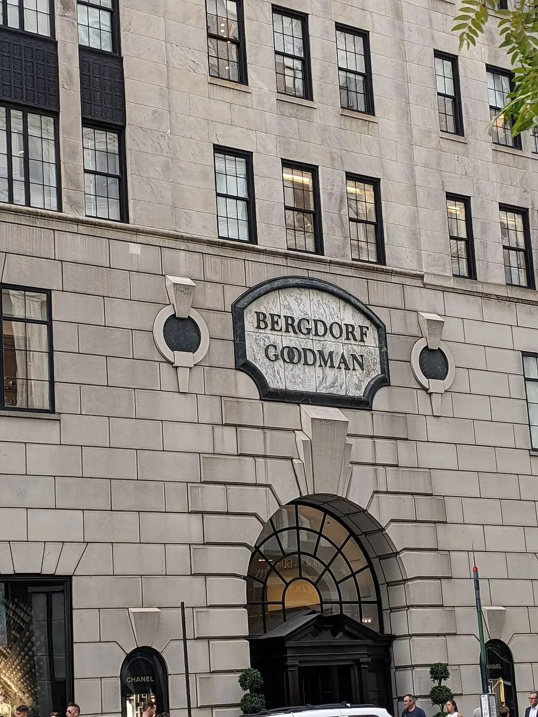 Bergdorf Goodman at 754 5th Ave, New York, NY 10019 - Gossip Girl Tours NYC filming location