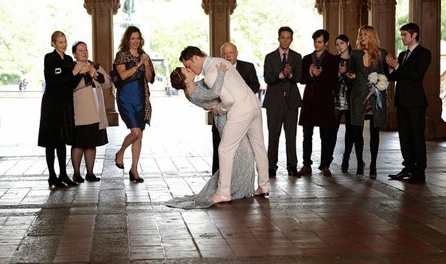 Blair and Serena at Bethesda Fountain in Gossip Girl - rainy scene with Angel of the Waters statue