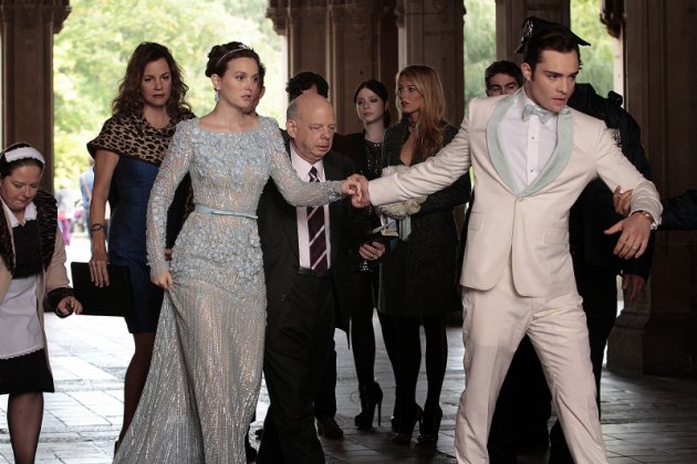 Chuck and Blair wedding kiss at Bethesda Terrace - Gossip Girl series finale with full cast