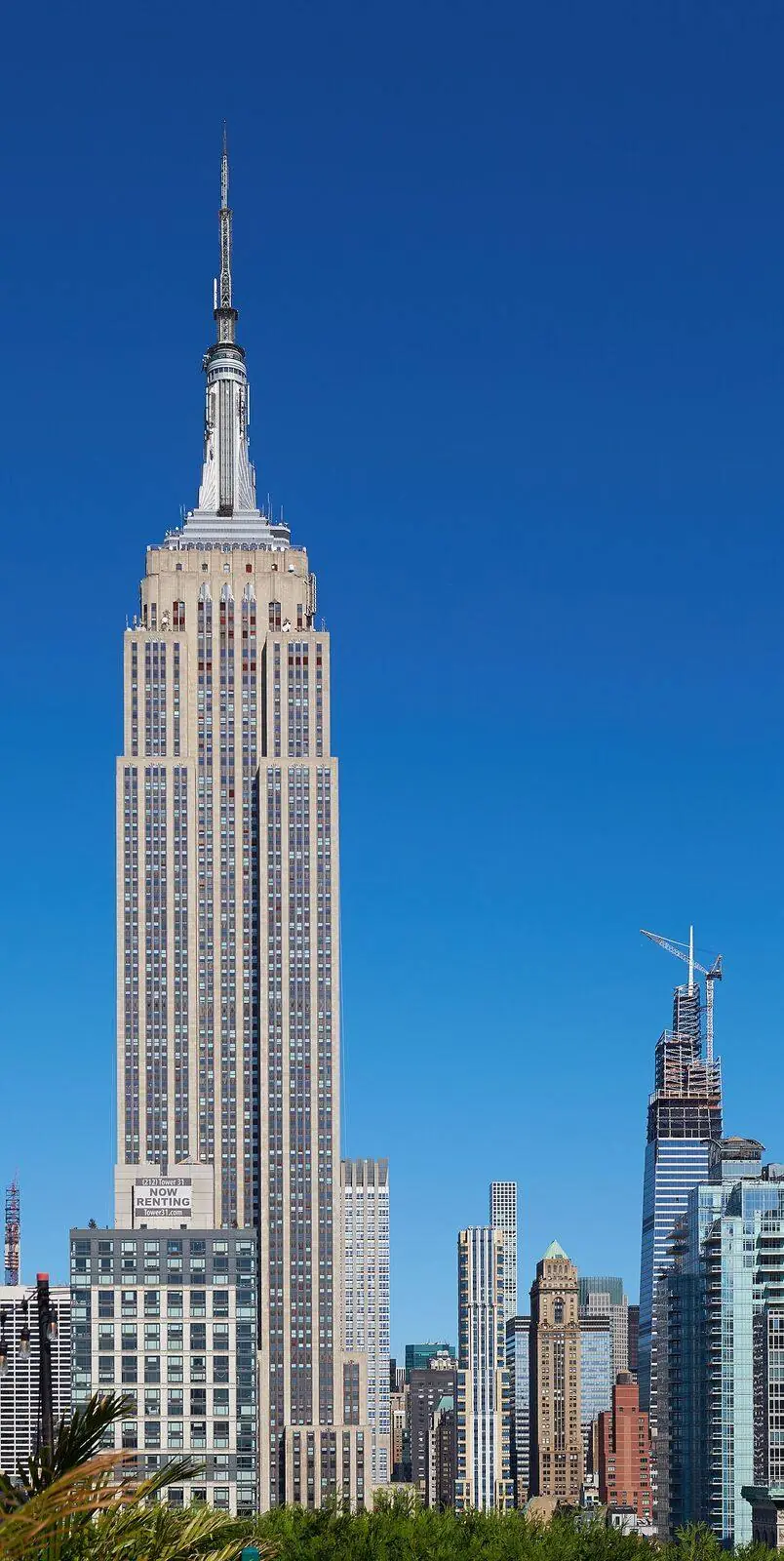 Empire State Building at 20 W 34th St, New York, NY 10001 - Gossip Girl Tours NYC filming location