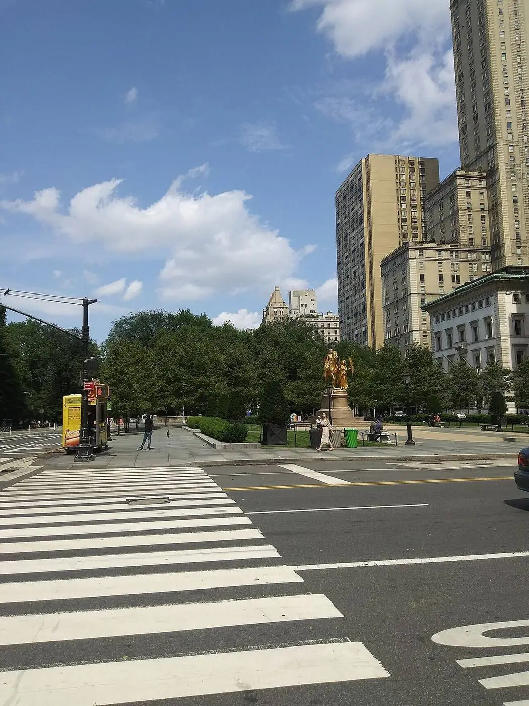 Grand Army Plaza (5th Ave & Central Park South) at Grand Army Plaza, 5th Ave, New York, NY 10019 - Gossip Girl Tours NYC filming location