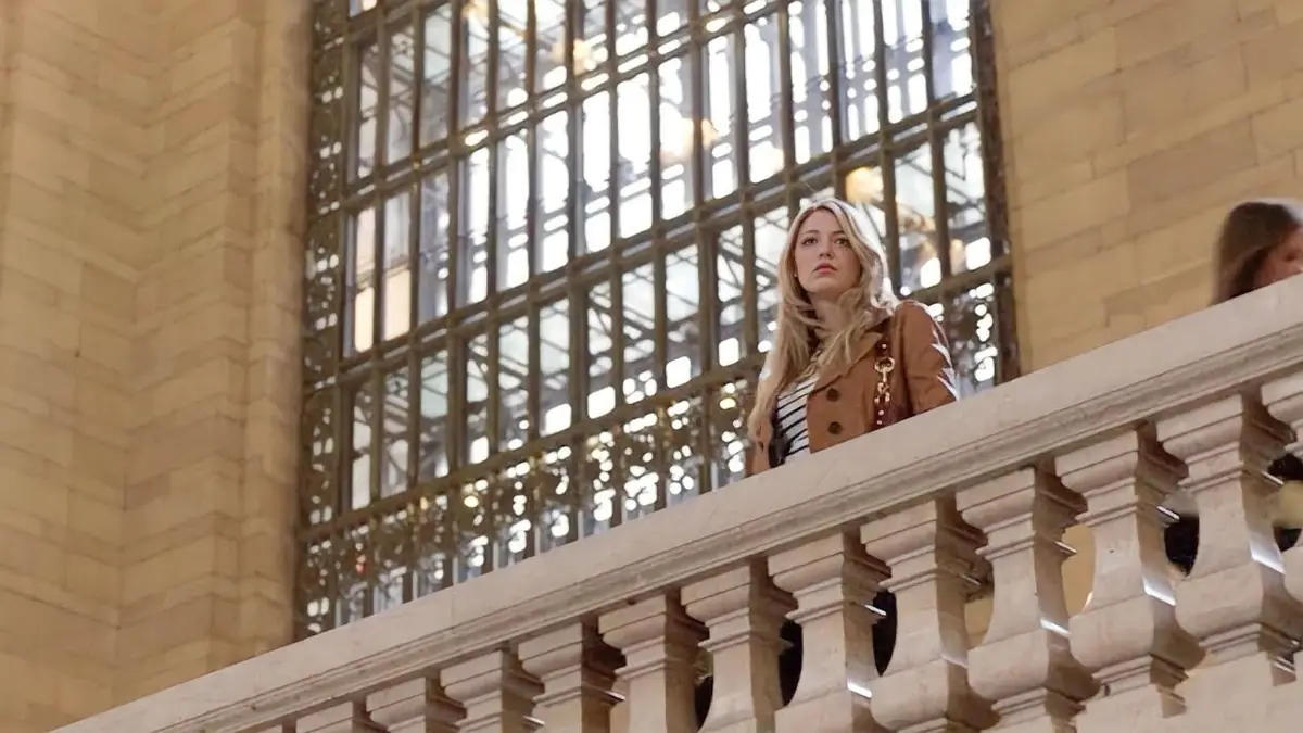 Blake Lively as Serena arriving at Grand Central Terminal balcony - Gossip Girl Season 1 New York
