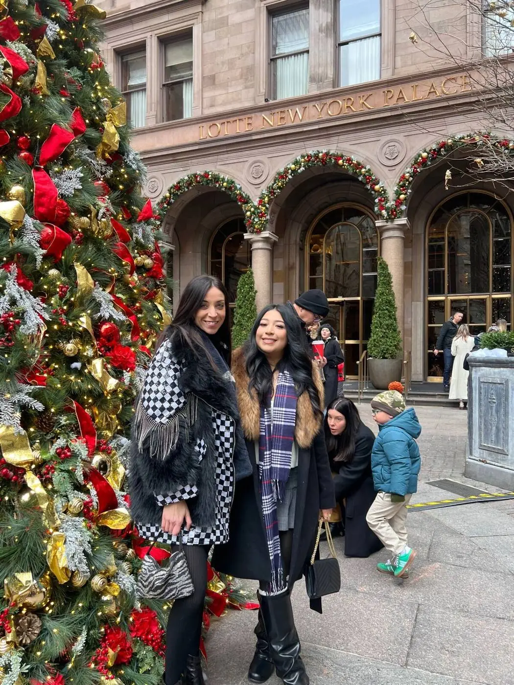 Holiday photo stop at Lotte New York Palace - Gossip Girl Tours NYC