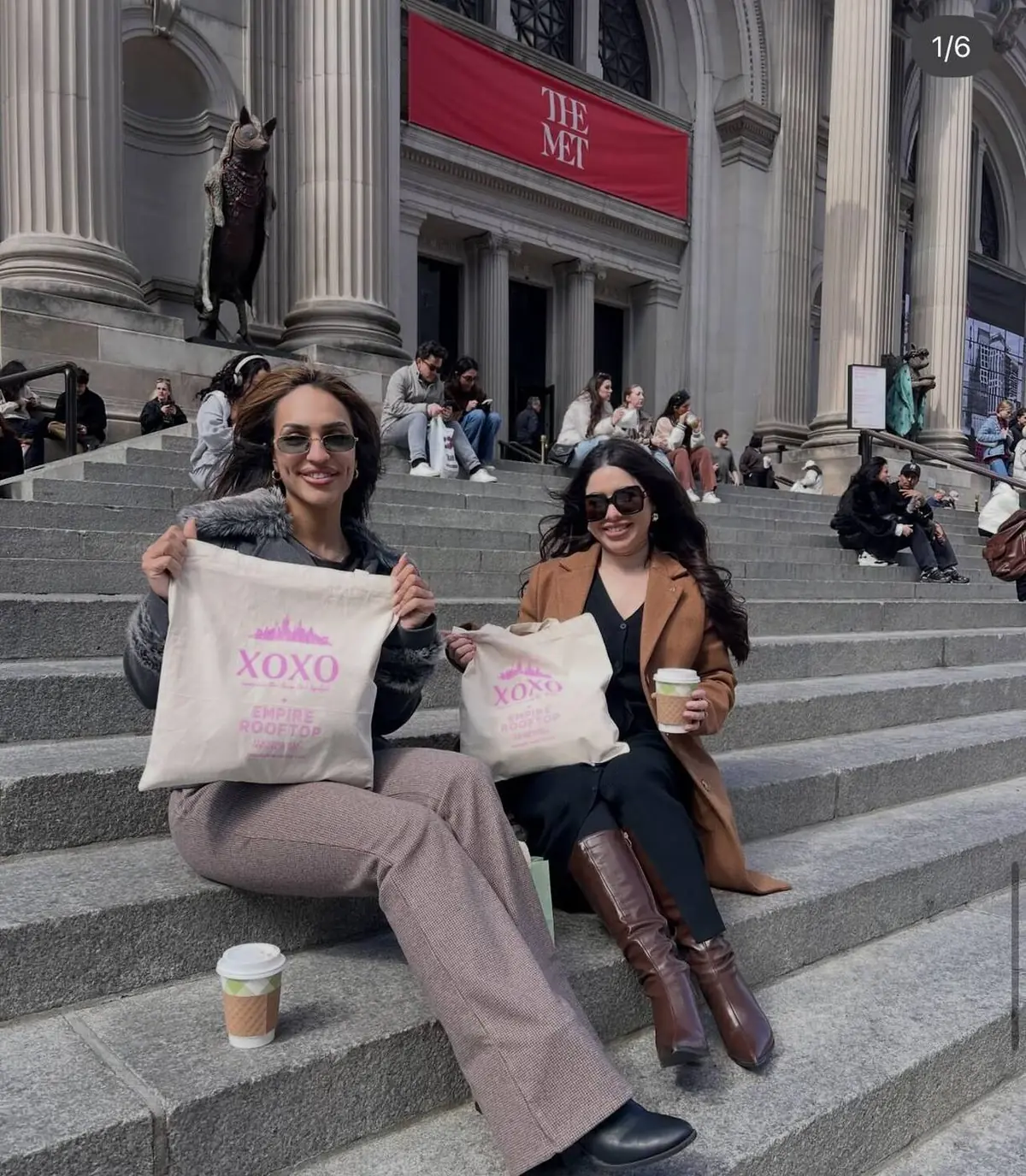 Guests with XOXO tote bags on the Met Steps - Gossip Girl Tours NYC