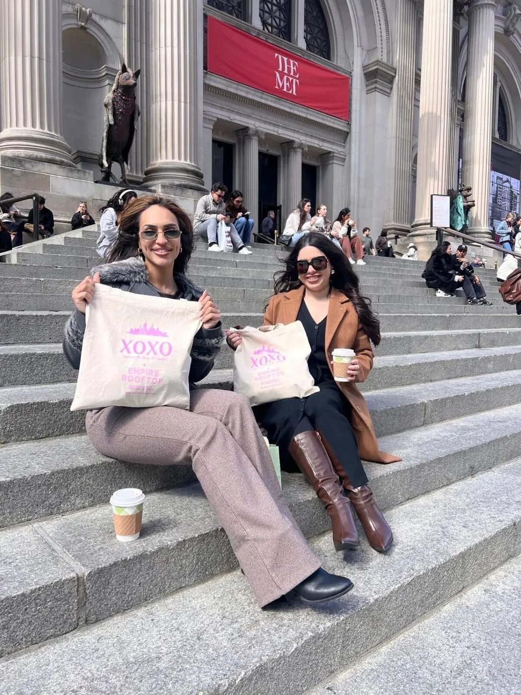 Gossip Girl tour guests with XOXO tote bags on The Met Steps NYC