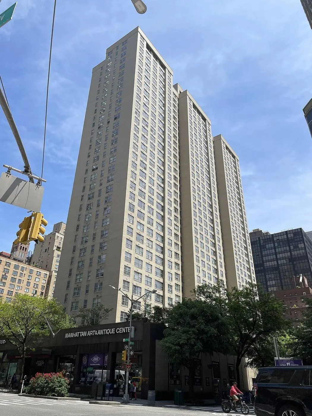 The Milan Condominiums (Serena's Apartment) at 300 E 55th St, New York, NY 10022 - Gossip Girl Tours NYC filming location