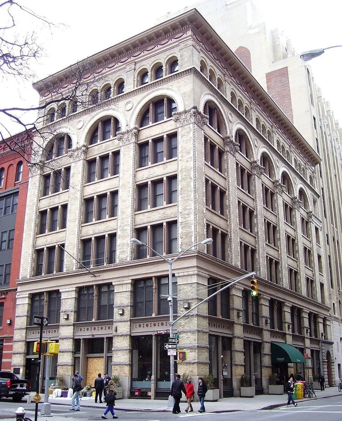 New York University (NYU) at 70 Washington Square S, New York, NY 10012 - Gossip Girl Tours NYC filming location