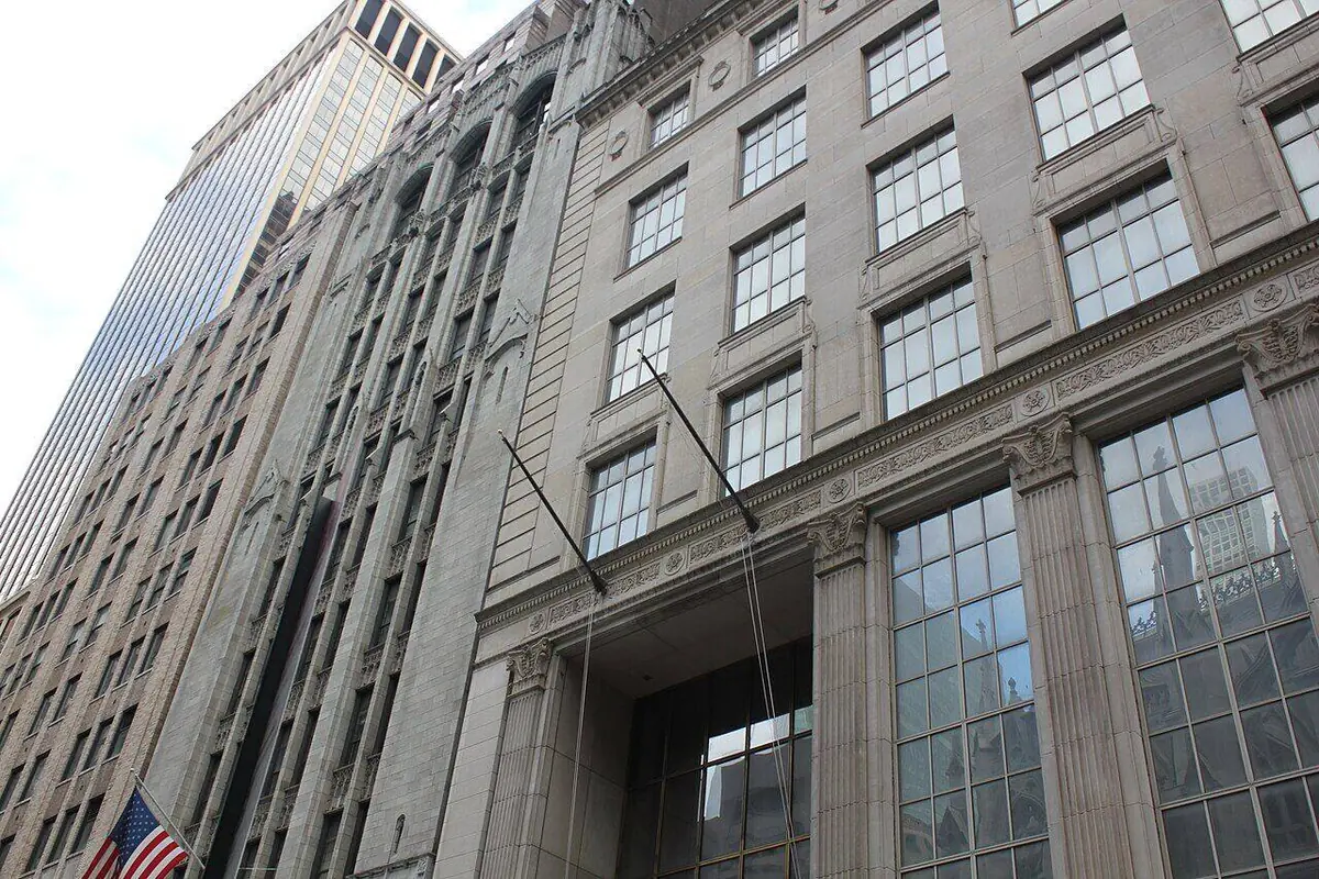 Saks Fifth Avenue at 611 5th Ave, New York, NY 10022 - Gossip Girl Tours NYC filming location