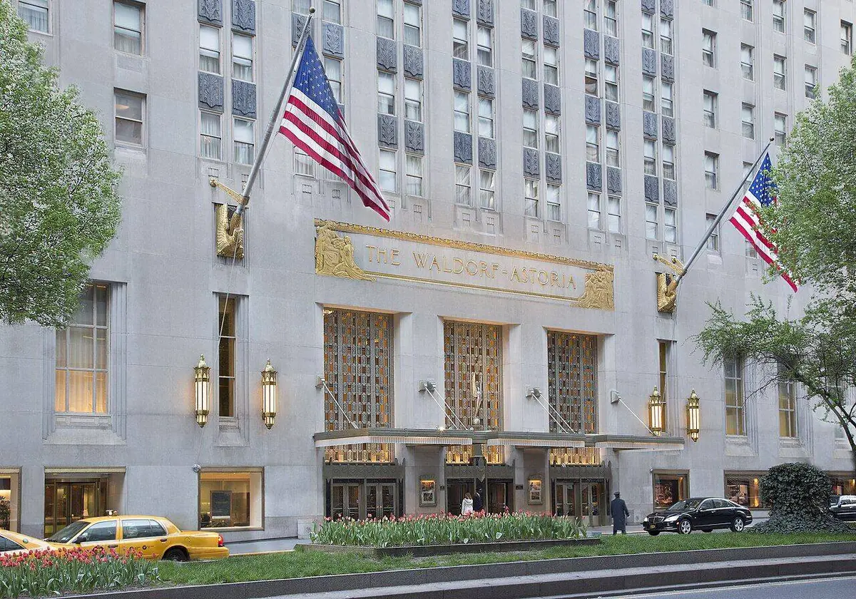 Waldorf Astoria New York at 301 Park Ave, New York, NY 10022 - Gossip Girl Tours NYC filming location