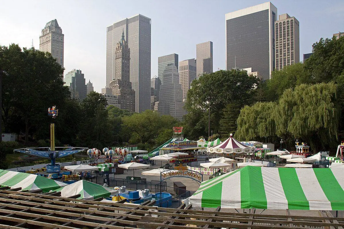 Wollman Rink, Central Park at 830 5th Ave, New York, NY 10065 - Gossip Girl Tours NYC filming location