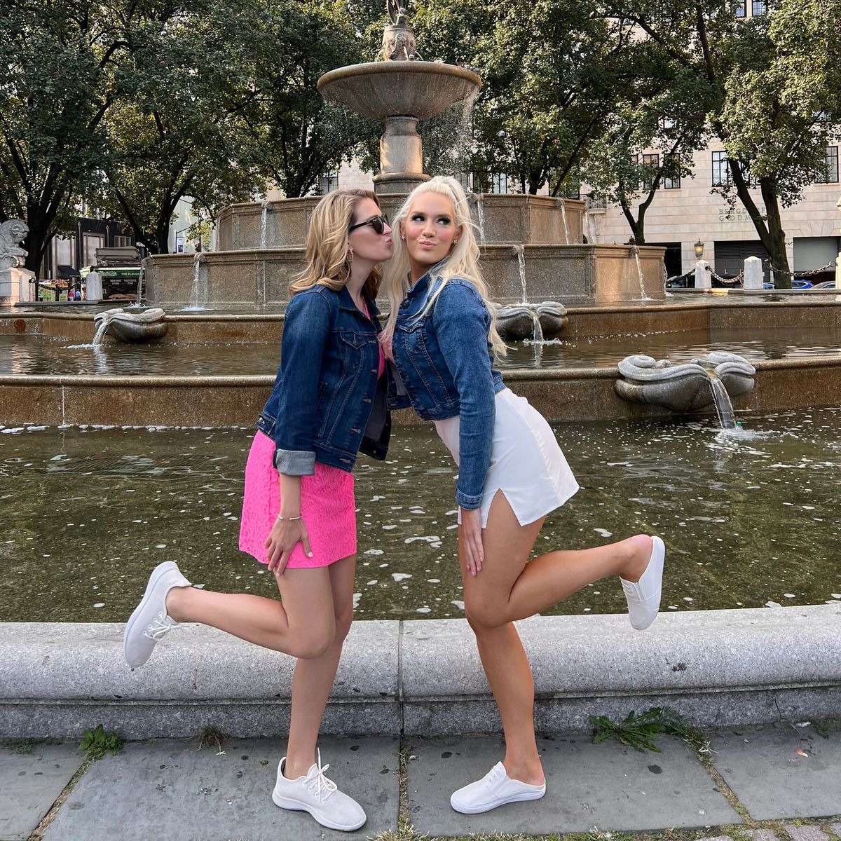 Two friends posing in front of the Pulitzer Fountain on a Gossip Girl tour of the Upper East Side