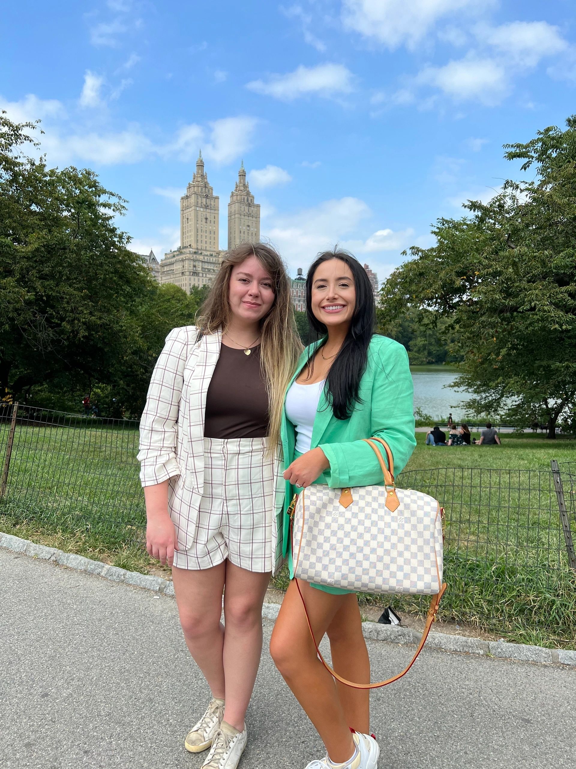 Two guests in Central Park with the San Remo towers behind them on a Gossip Girl tour
