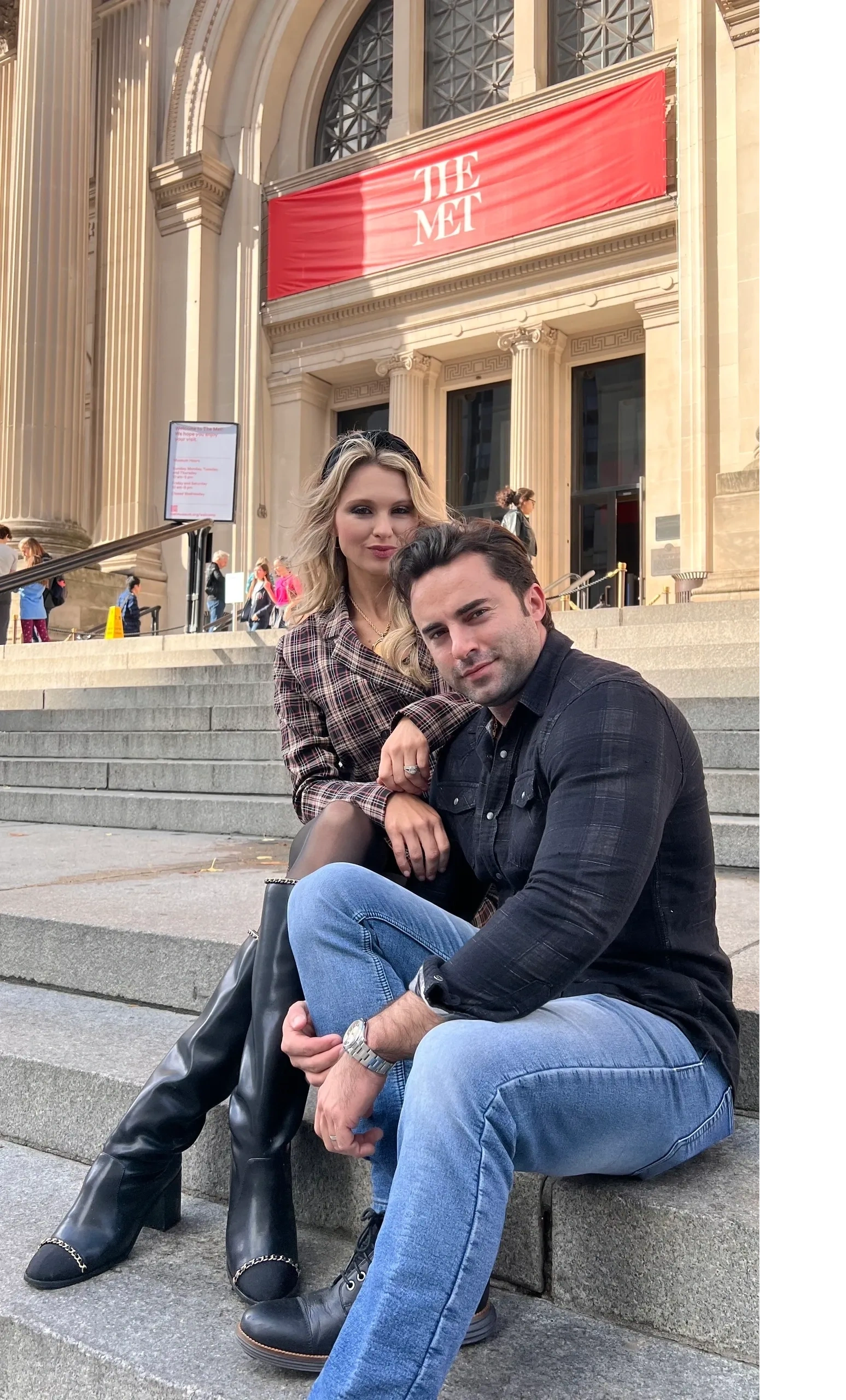 Couple on the steps of The Met during a Gossip Girl Tours visit to New York City