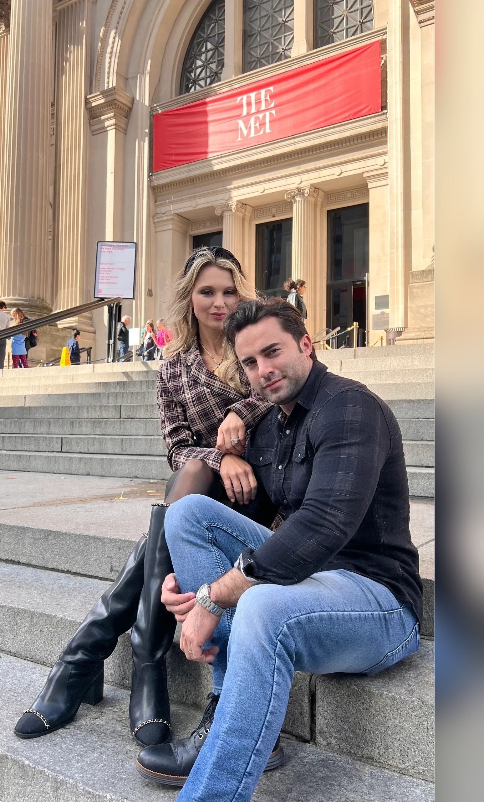 Paar auf den Met Steps während einer Gossip Girl Tour in New York City