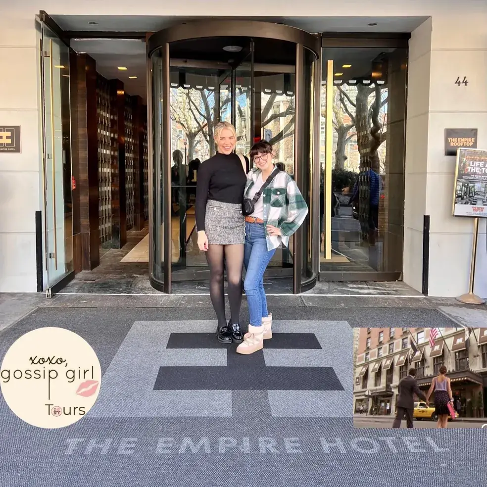 Ospiti sullo zerbino d'ingresso dell'Empire Hotel al 44 West 63rd Street, l'hotel di Chuck Bass in Gossip Girl