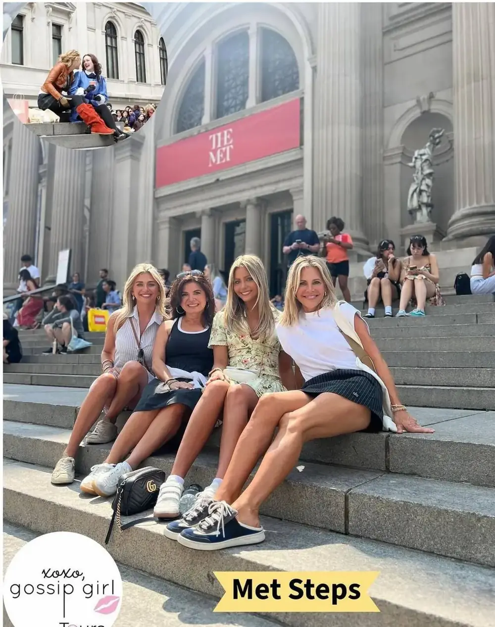 Ospiti del Budget Gossip Girl Tour seduti sui Met Steps, la location più famosa di Gossip Girl a NYC