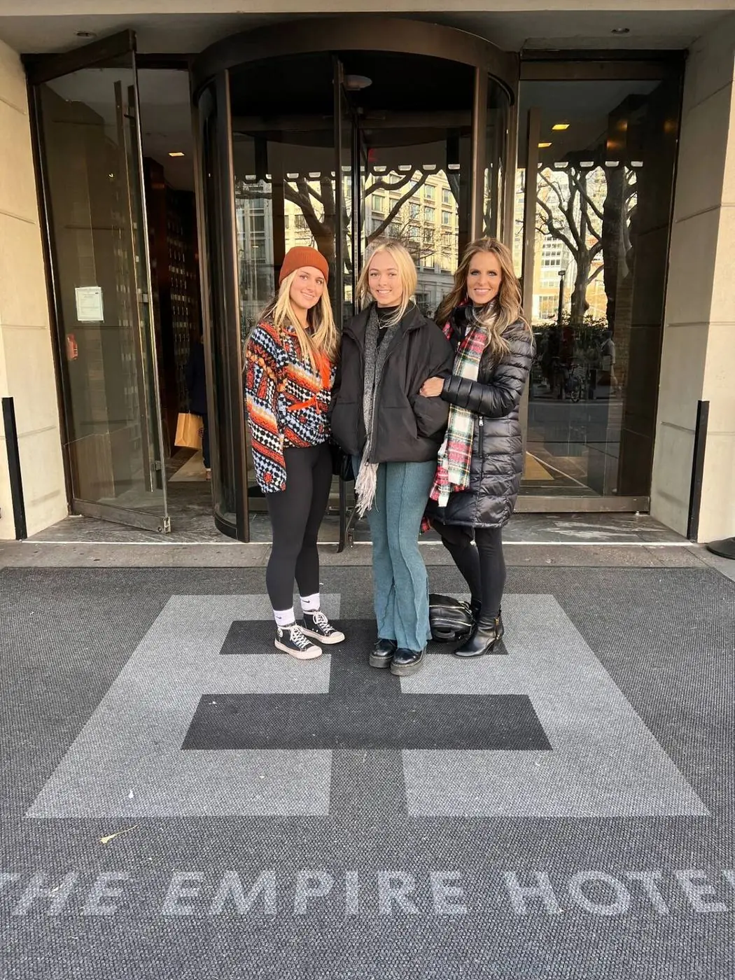 Gäste stehen auf der Eingangsmatte des The Empire Hotel in Manhattan, dem Hotel von Chuck Bass in Gossip Girl, während der Exclusive Gossip Girl Tour