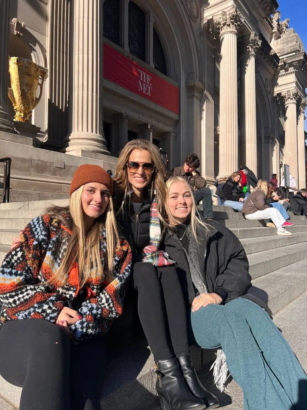 Gäste der Exclusive Gossip Girl Tour sitzen auf den Met Steps in New York City, wo Blair Waldorf Hof hielt