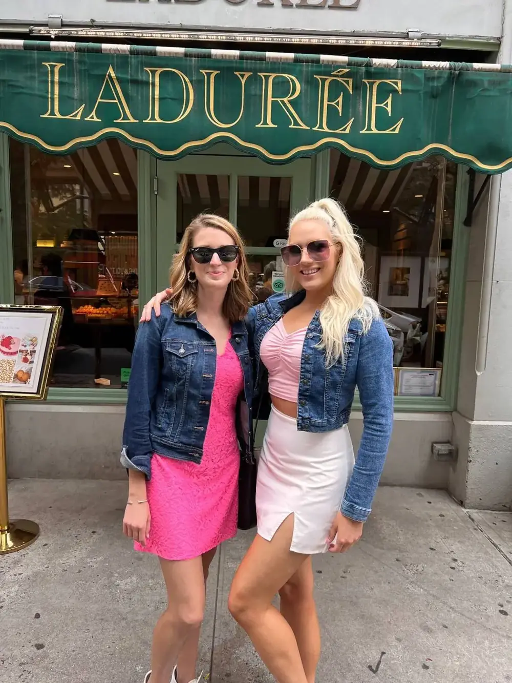 Gäste der Friendly Gossip Girl Tour vor Ladurée an der Madison Avenue, dem Macaron-Stopp auf der Upper East Side