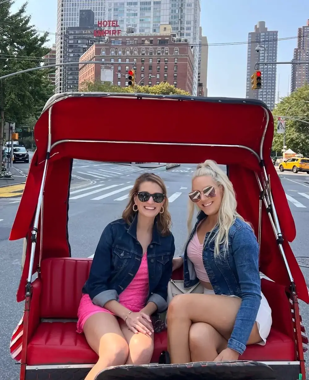 Zwei Gäste fahren im Gossip Girl Tours pedicab durch Midtown Manhattan auf der Friendly Gossip Girl Tour